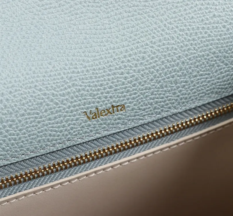 In stock👉Original medium size light blue👉Valextra Valextra Iside, known as Italian Hermès, is one of the most representative designs of Valextra. There is no obvious logo, but the simple collective line design is very recognizable, full of architectural art, and shows a capable and intellectual style. It is made of imported palm-print lining cowhide, with up to five stitches of handwork, and the shiny oil edges test the skill of the craftsman. Medium size: 26cm【6627#】
